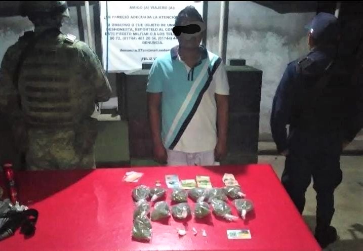 Viajaba en colectivo con 16 bolsas de droga; es detenido por la policía de Acapulco