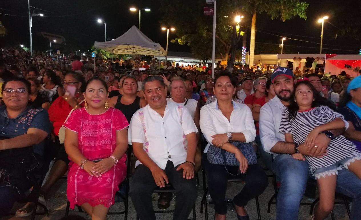 Disfrutan familias y turistas del Fandangro en Acapulco