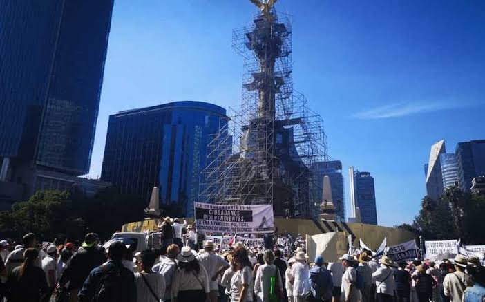 Al grito de ¡Fuera AMLO! 500 manifestantes recorren Paseo de la Reforma