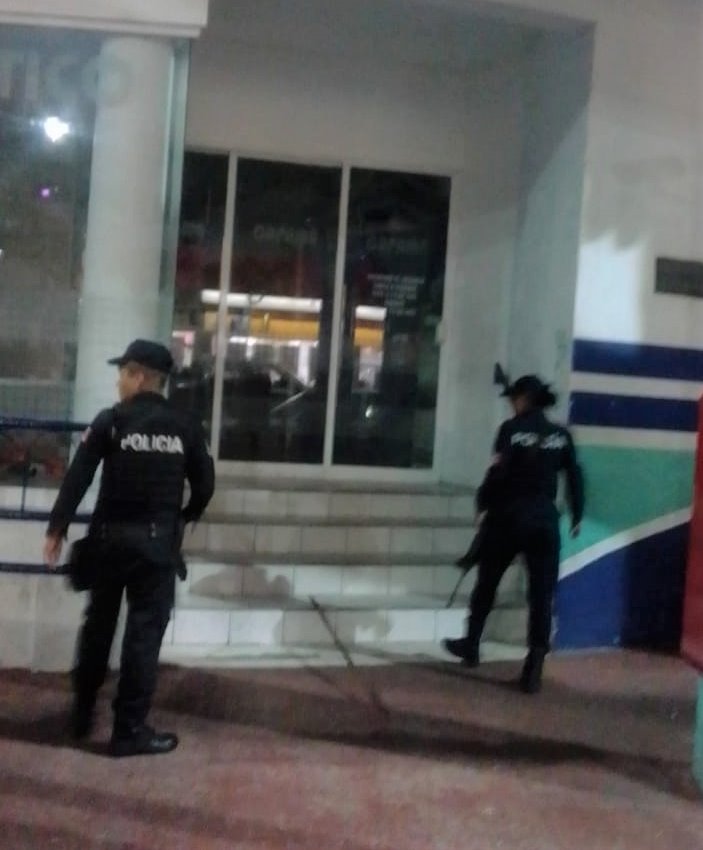 Frustran policías de Acapulco robo de cajeros automáticos en edificio de CAPAMA
