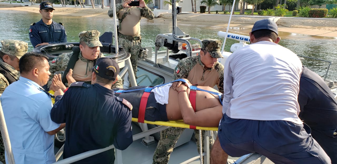 Rescata Marina a pescador de un buque por emergencia médica en Acapulco