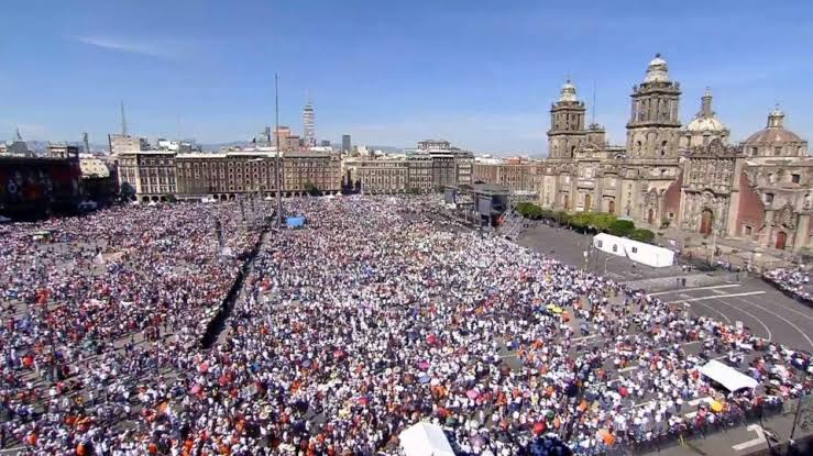 Hay más de 70 mil personas en el Zócalo para escuchar a AMLO