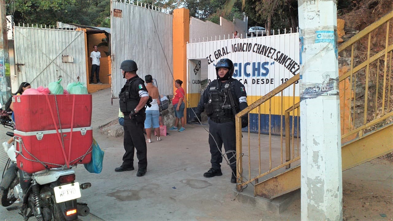 Vigilan policías de Acapulco distintas escuelas en el regreso a clases