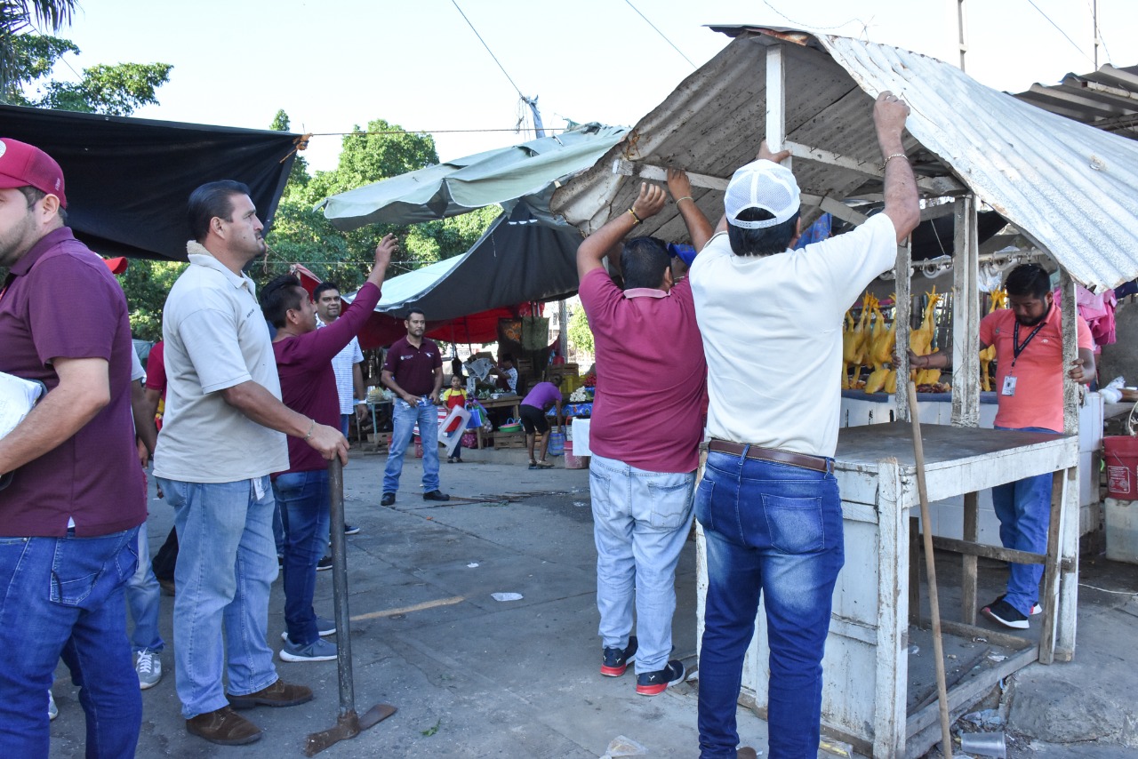 Retira Vía Pública a 80 vendedores en la colonia Emiliano Zapata, en Acapulco