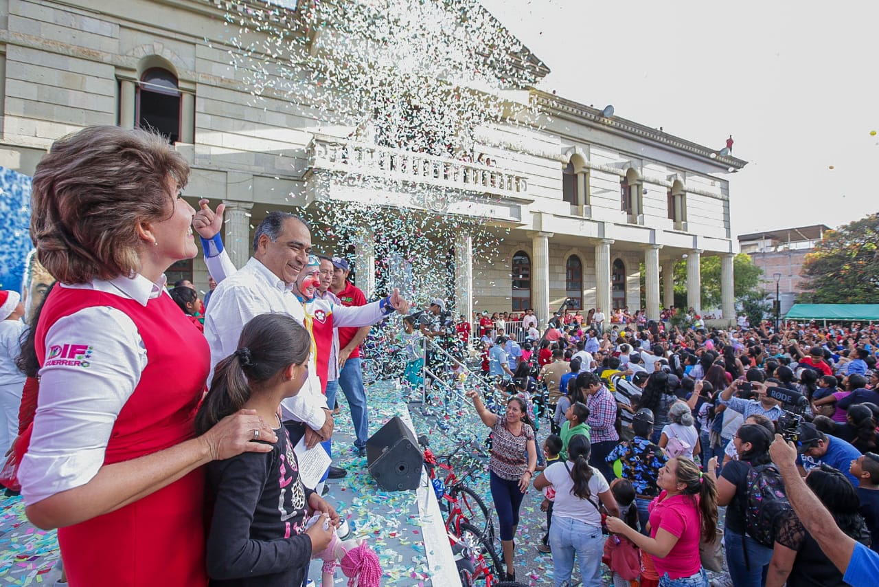 Entrega Astudillo y la presidenta del DIF, Mercedes Calvo juguetes por el Día de Reyes