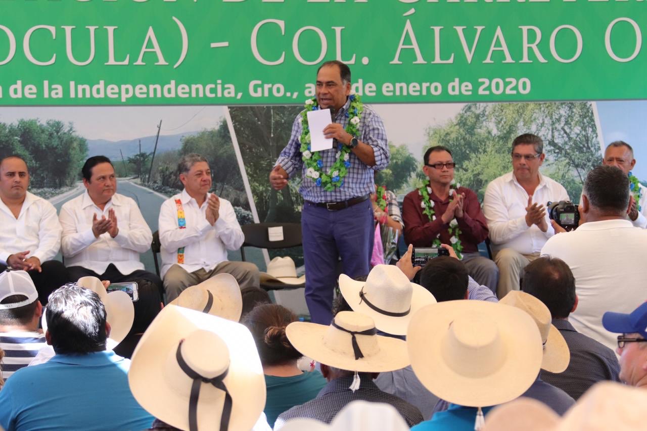 Gobernador Astudillo entrega obras viales a habitantes de Iguala y sus localidades