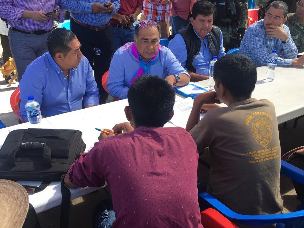 Acuerda Astudillo y pobladores retirar el bloqueo carretero en Chilapa