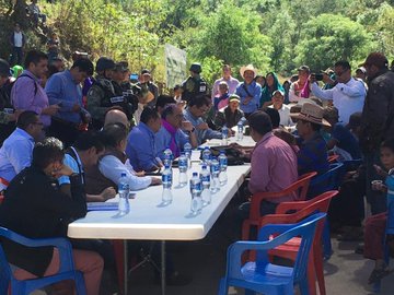 Acude Astudillo a Chilapa y acuerda mesa de trabajo con pobladores de Alcozacán