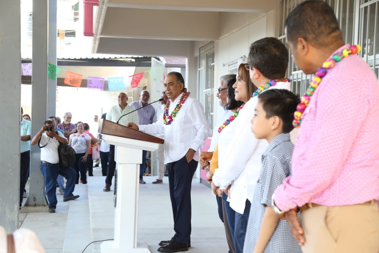 En Acapulco, entrega Astudillo dos obras educativas para beneficio de 200 alumnos