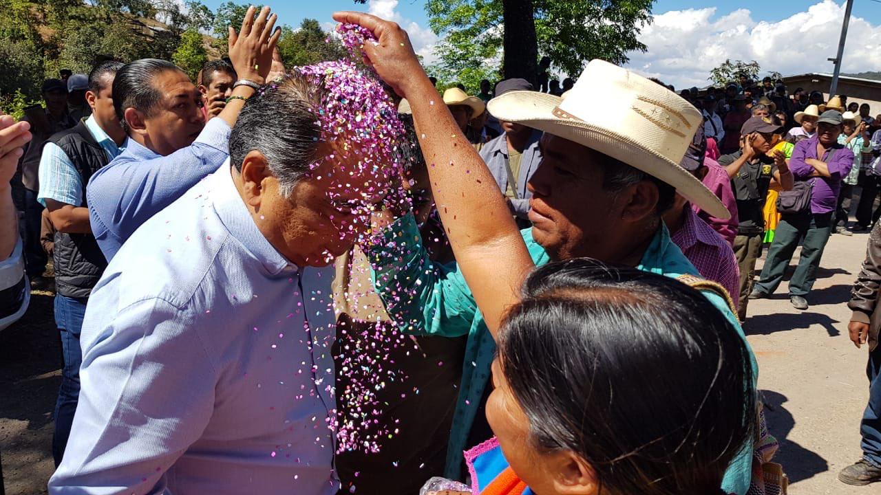 Logra Astudillo acuerdos con pobladores de Alcozacán, Chilapa; levantarán bloqueo carretero