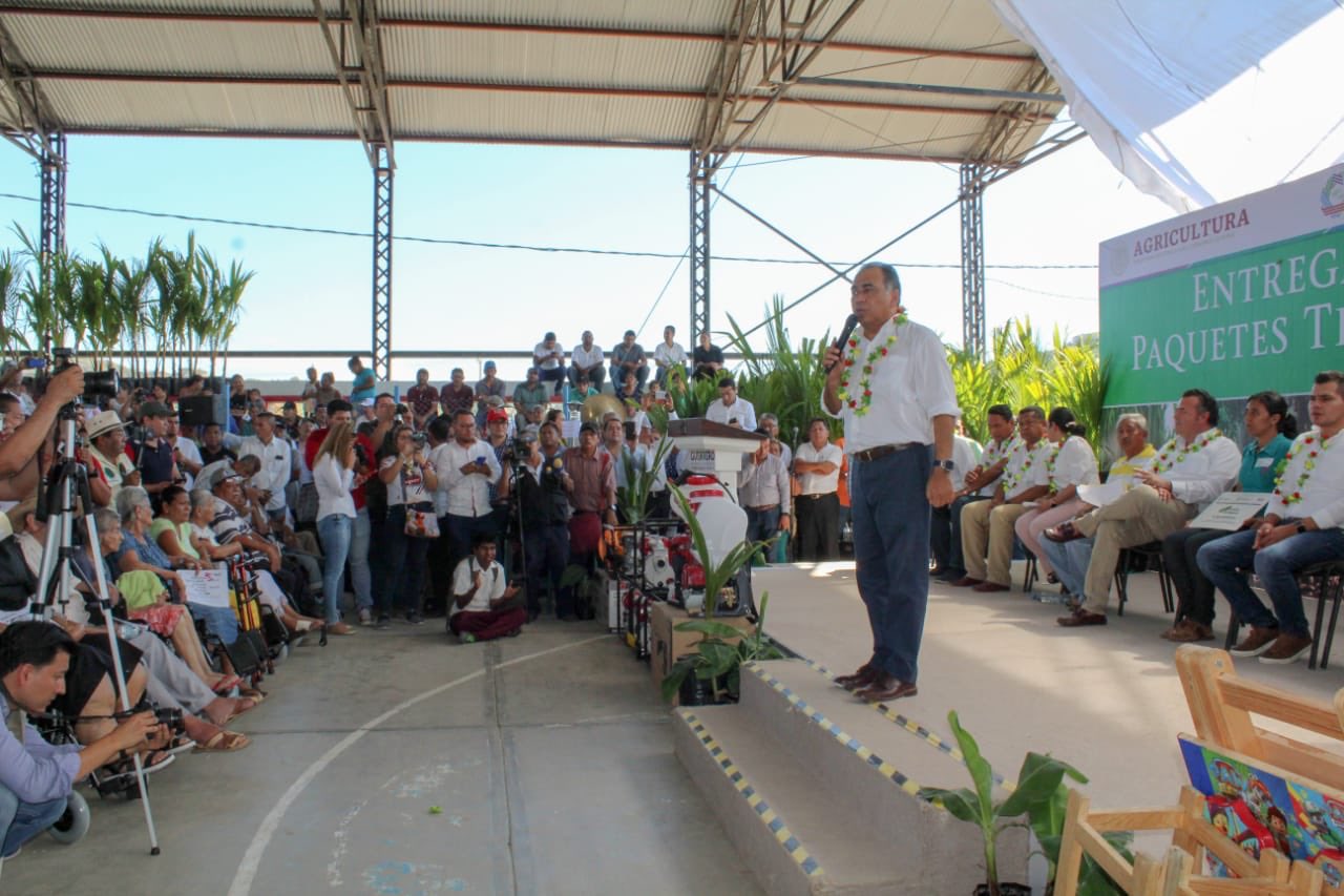 Astudillo entrega apoyos para pesca, siembra y cría de ganado en Tecpan