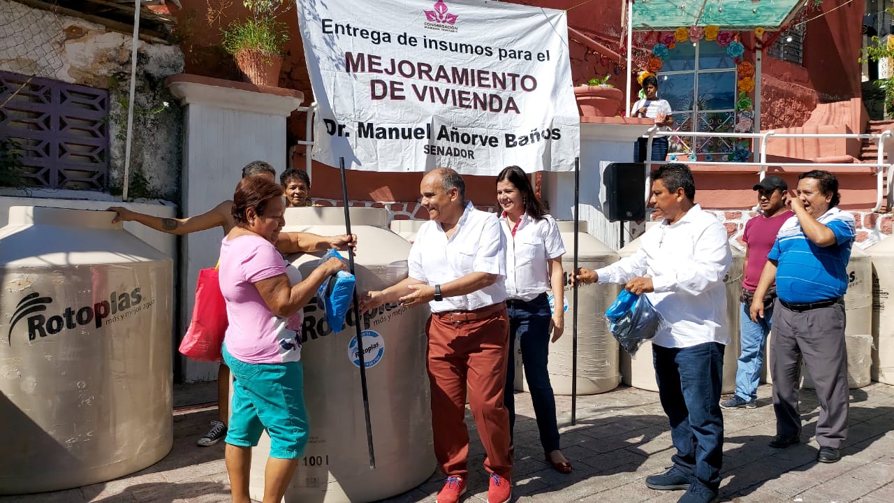 Entrega el Senador Añorve tinacos y apoyos a viviendas en Barrios Históricos de Acapulco