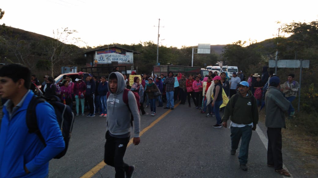 Bloquean maestros y padres de familia la carretera Tixtla-Chilapa