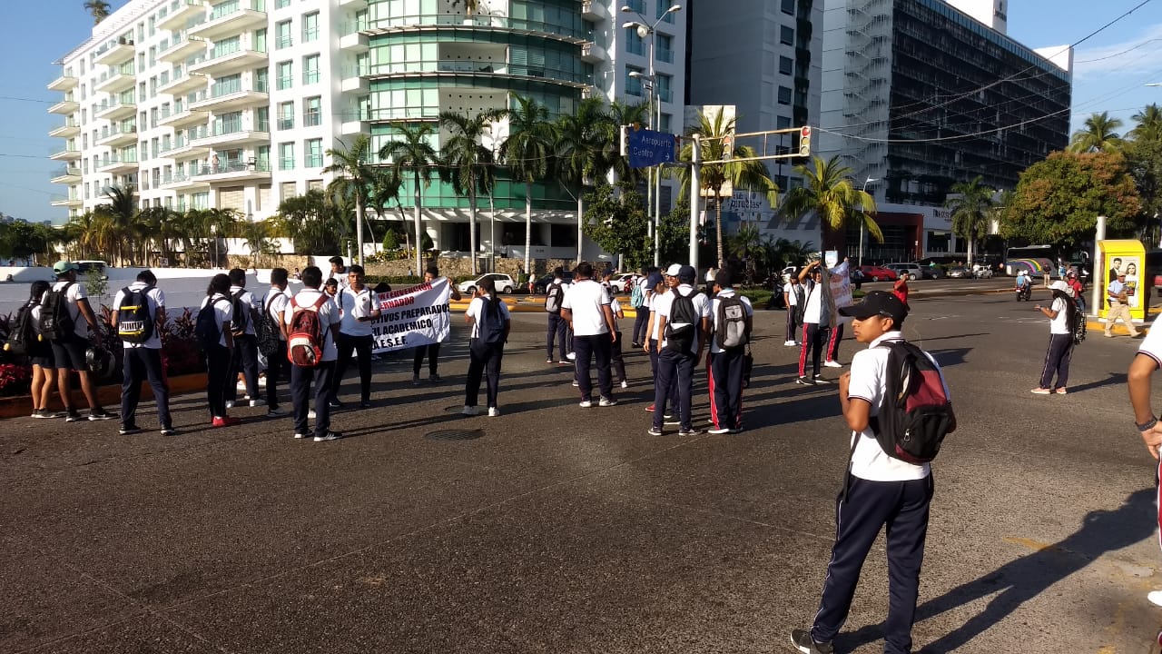 Paralizan con bloqueo la Costera de Acapulco: alumnos de la ESEF protestan