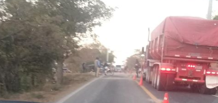 Bloquean comunitarios la carretera federal en Teloloapan; el cierre afecta a la Tierra Caliente