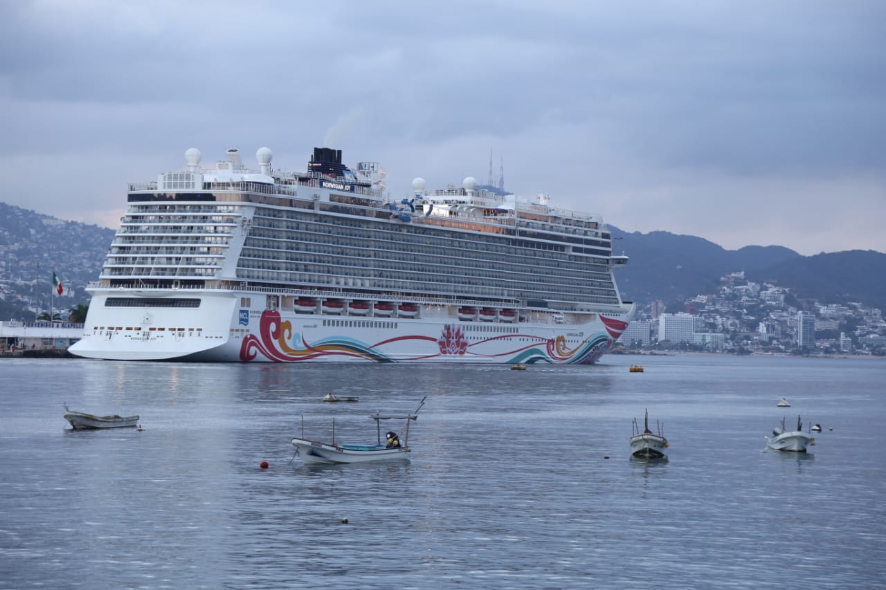 Arriba crucero a la bahía de Acapulco con más de 5 mil pasajeros