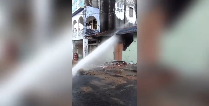 Enorme fuga daña casa en barrio de Acapulco; Capama atiende horas después