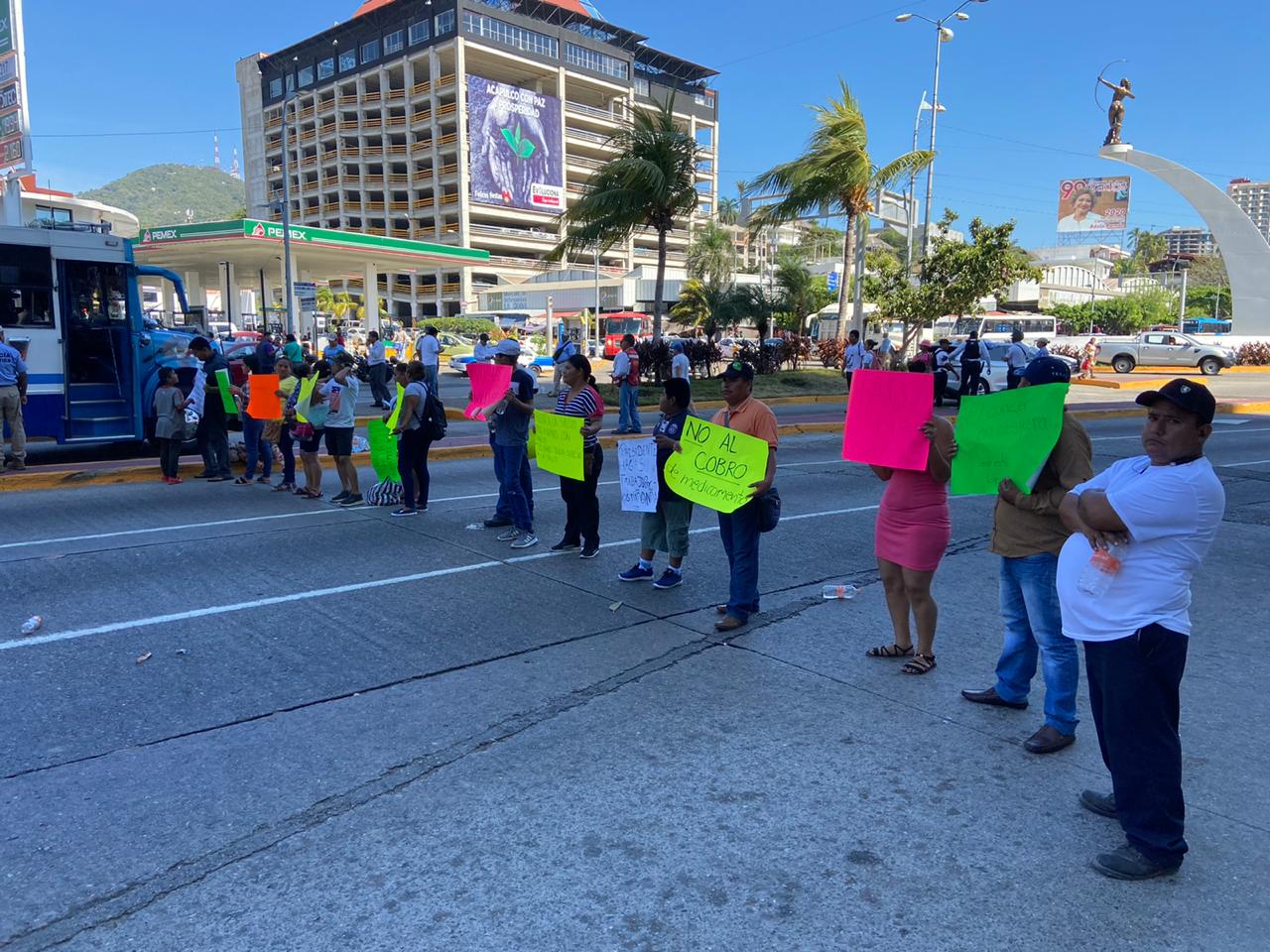 Niños con cáncer y sus familiares bloquean la Costera de Acapulco