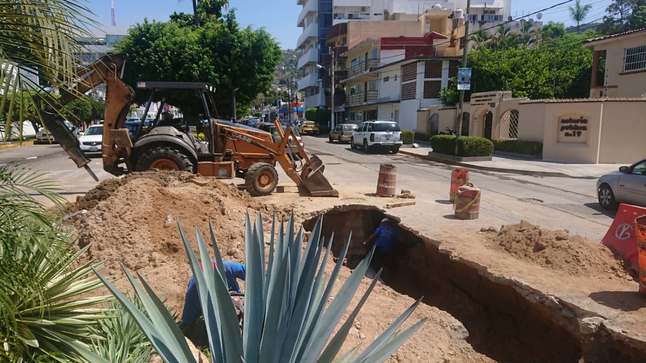 Capama repara tubería en Costa Azul