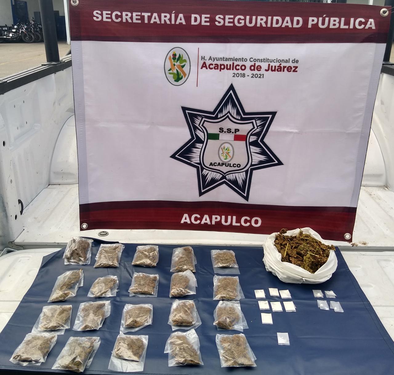 Huye de la policía y se le cae bolsa repleta de droga en Acapulco