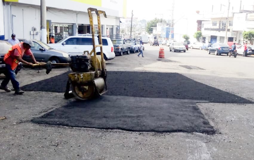 Cuadrillas municipales rehabilitan vialidades de Acapulco