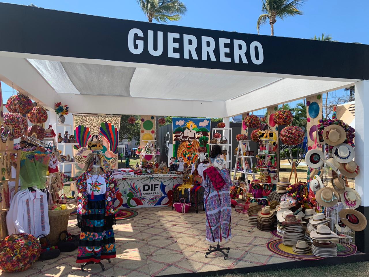 Enamoran artesanos guerrerenses a visitantes en el Abierto Mexicano de Tenis