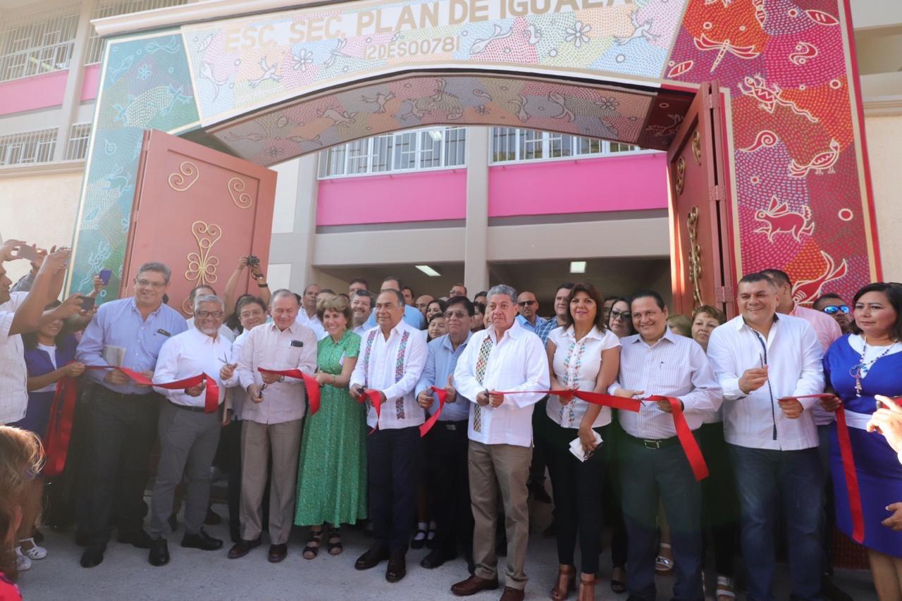 Suma Astudillo otra escuela más para Iguala; inauguró nuevos edificios