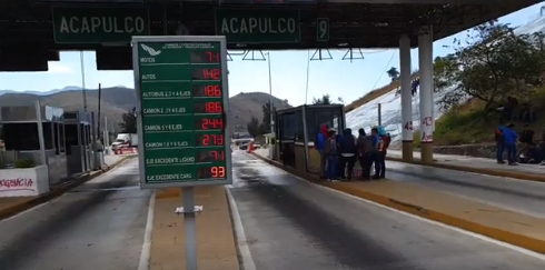 Toman normalistas de Ayotzinapa la Autopista del Sol en rechazo al incremento