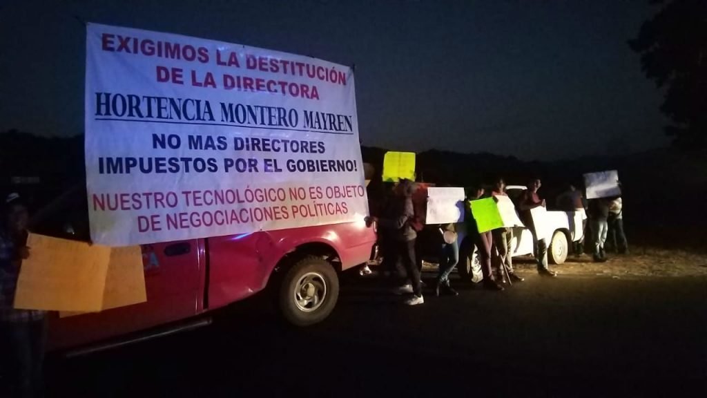 Bloquean maestros del Tecnológico de Costa Chica la Acapulco-Pinotepa