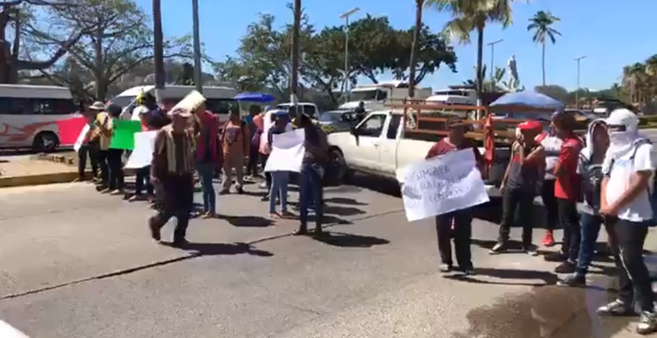 Bloquearon prepas populares 5 puntos de Acapulco; exigen liberación de 2 maestros