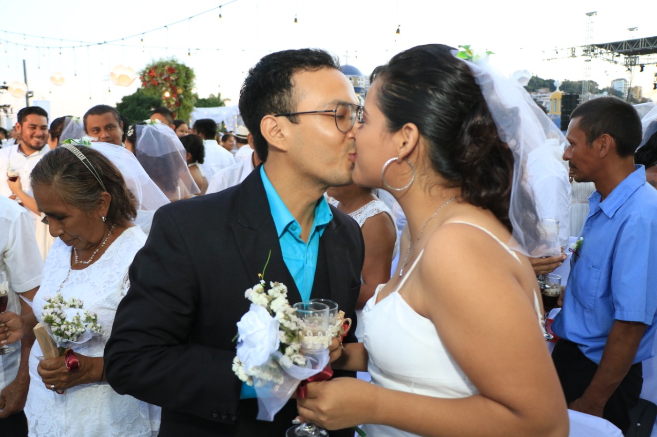 Así fue la boda colectiva en Acapulco; Adela Román casó a 286 parejas
