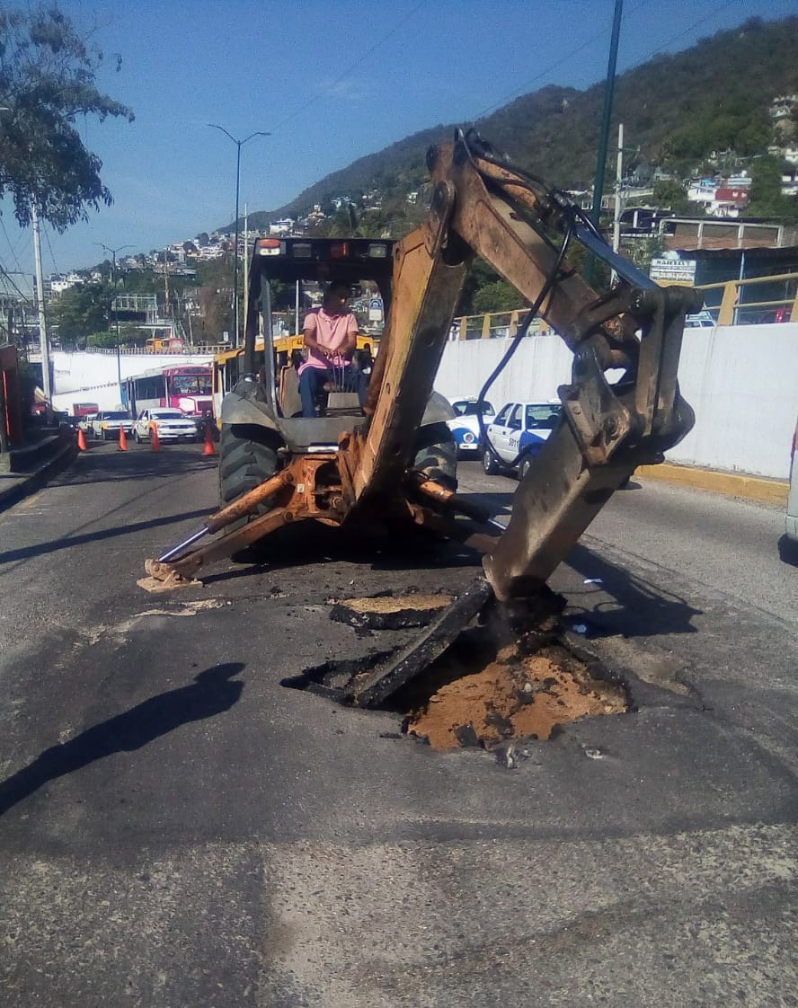 Fuga de agua deja sin suministro a 9 colonias de Acapulco; Capama repara