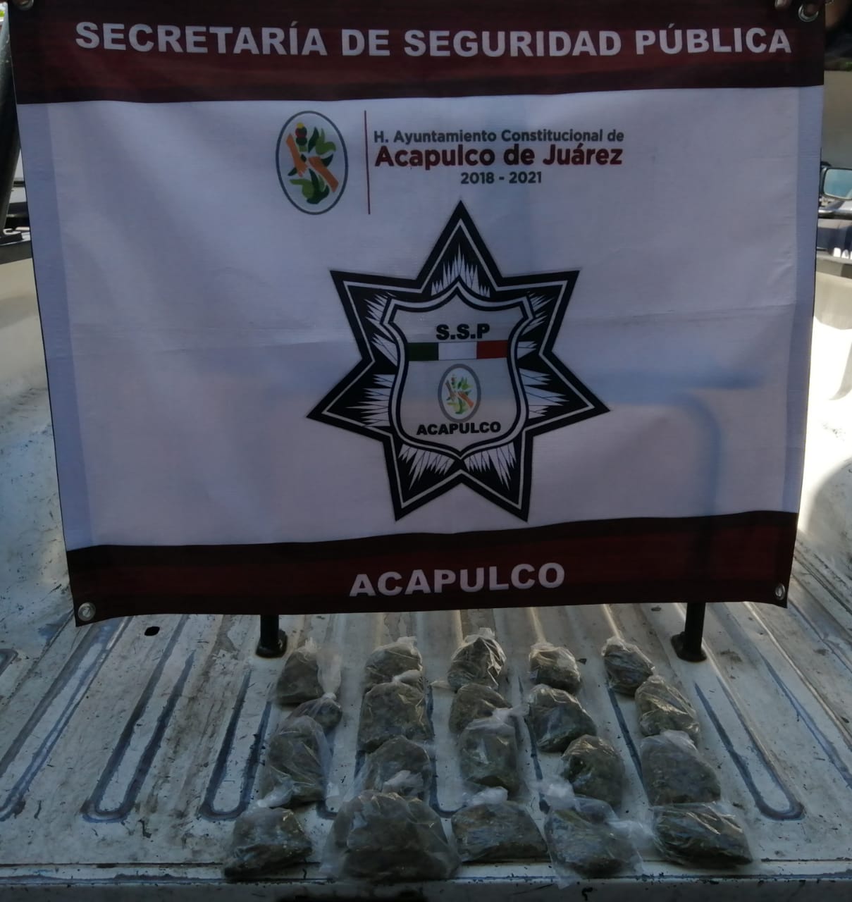 Hallan bolsa con droga junto a una escuela en Acapulco