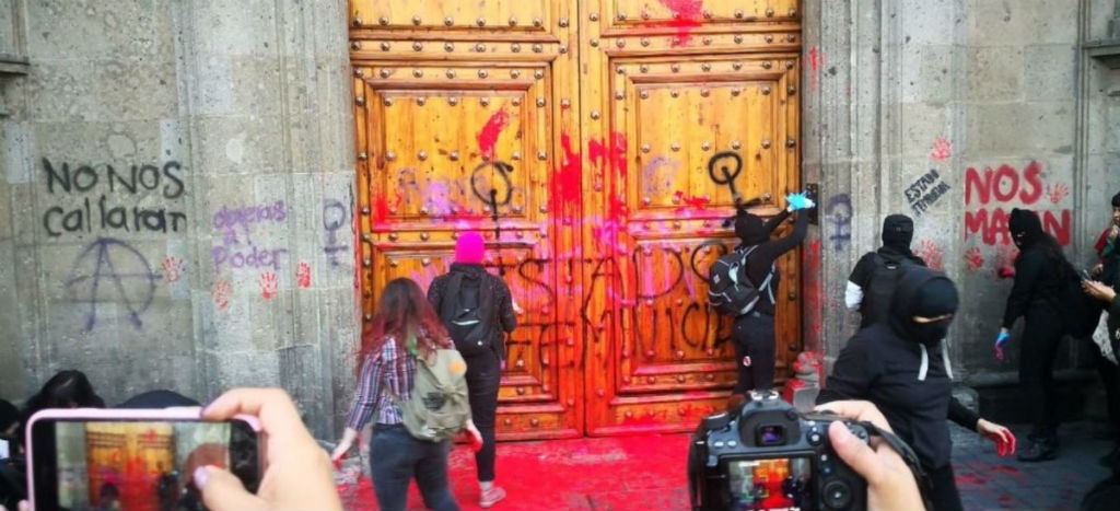 Protestan mujeres por feminicidio de Ingrid Escamilla y hacen pintas en Palacio Nacional