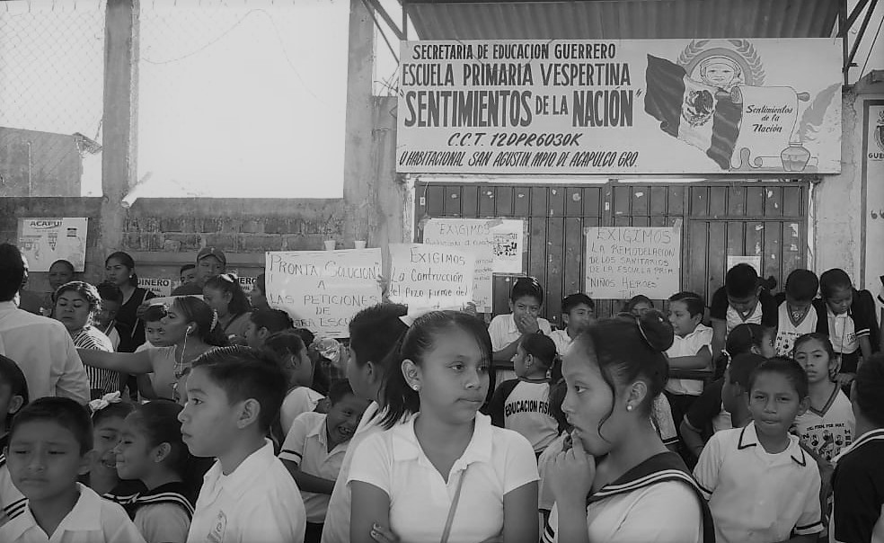 Toman padres de familia y alumnos su propia escuela; exigen baños y mejoras