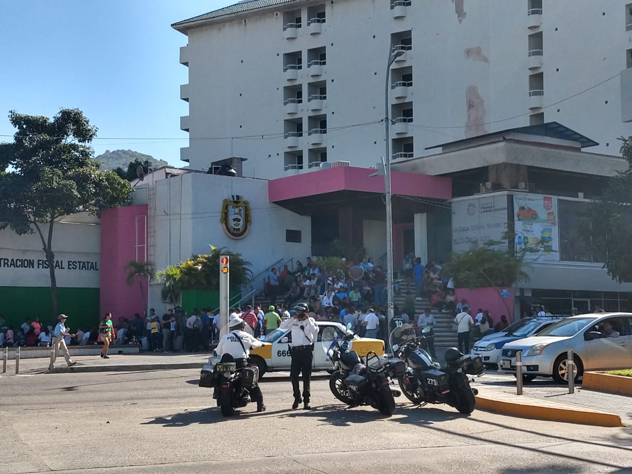 Cierran maestros 2 oficinas de Finanzas en Acapulco