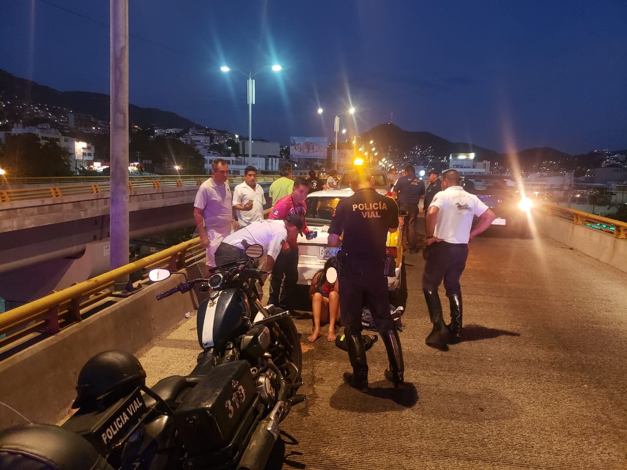 Jovencita buscaba suicidarse; intentó lanzarse del Puente Bicentenario en Acapulco