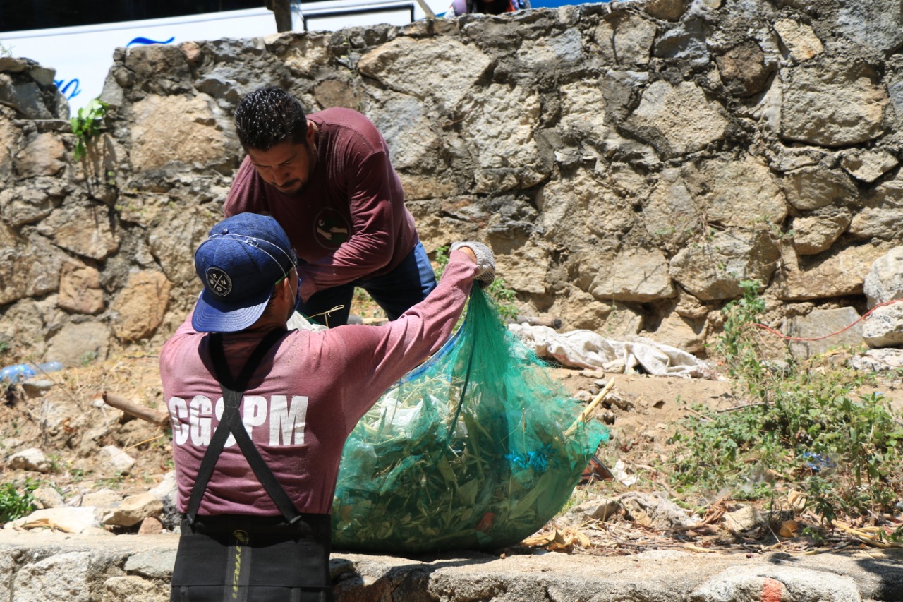 Recogen tres toneladas de basura de canales pluviales