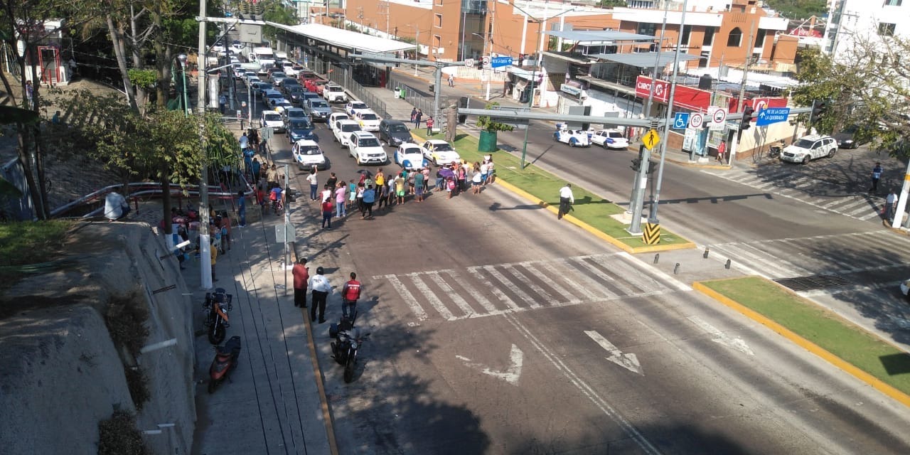 Bloquearon ambulantes avenida de Acapulco para pedir apoyos ante el Covid-19