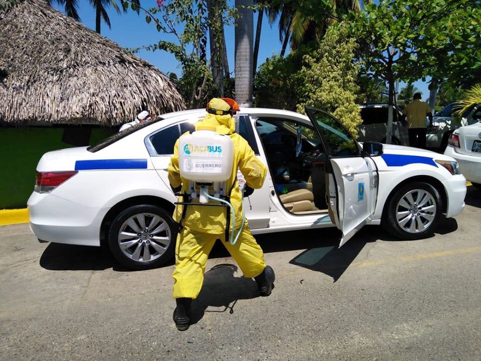 Sanitizan el transporte en Acapulco; reparten gel antibacterial a usuarios