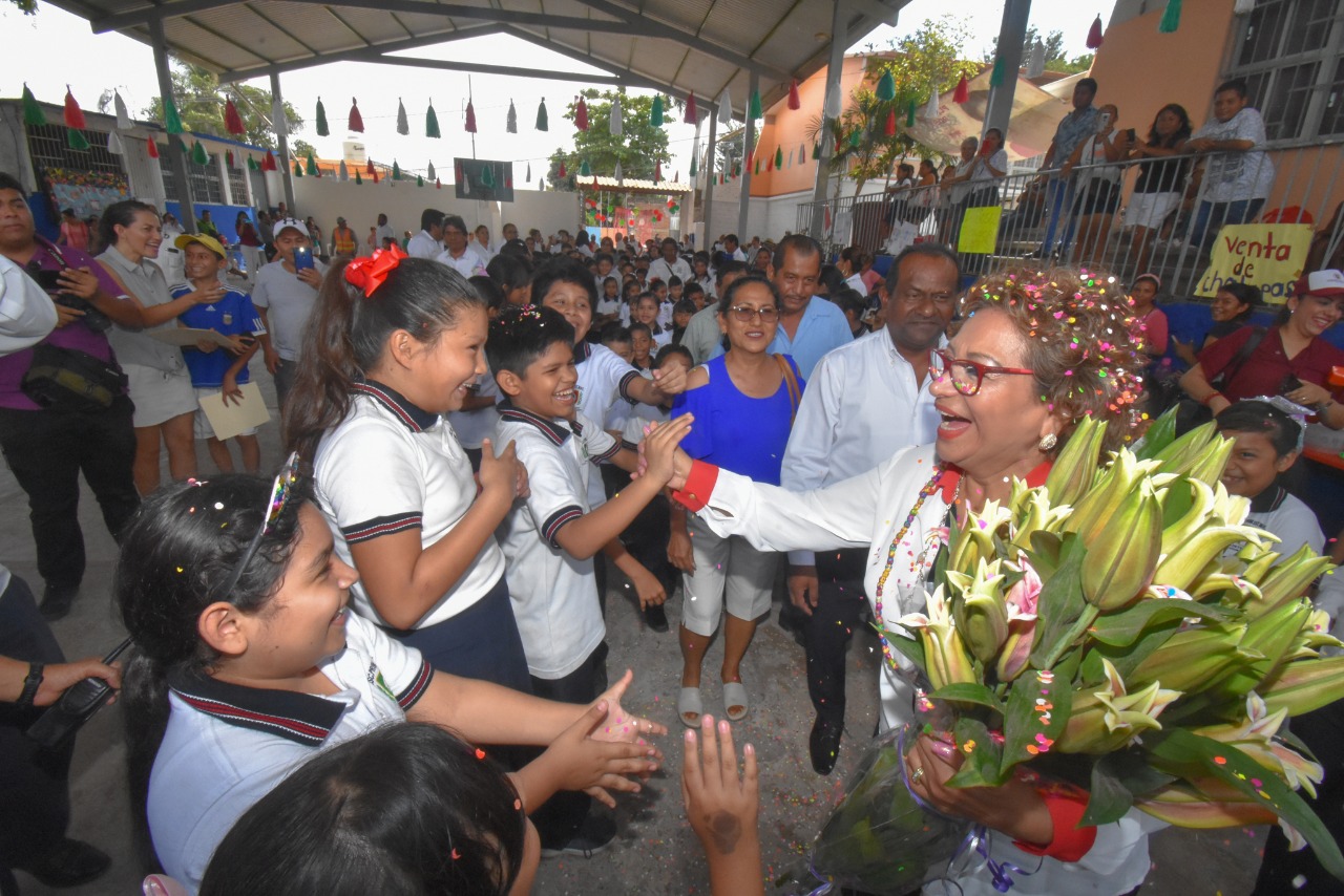 Entrega Adela Román obras sociales que transforman vidas