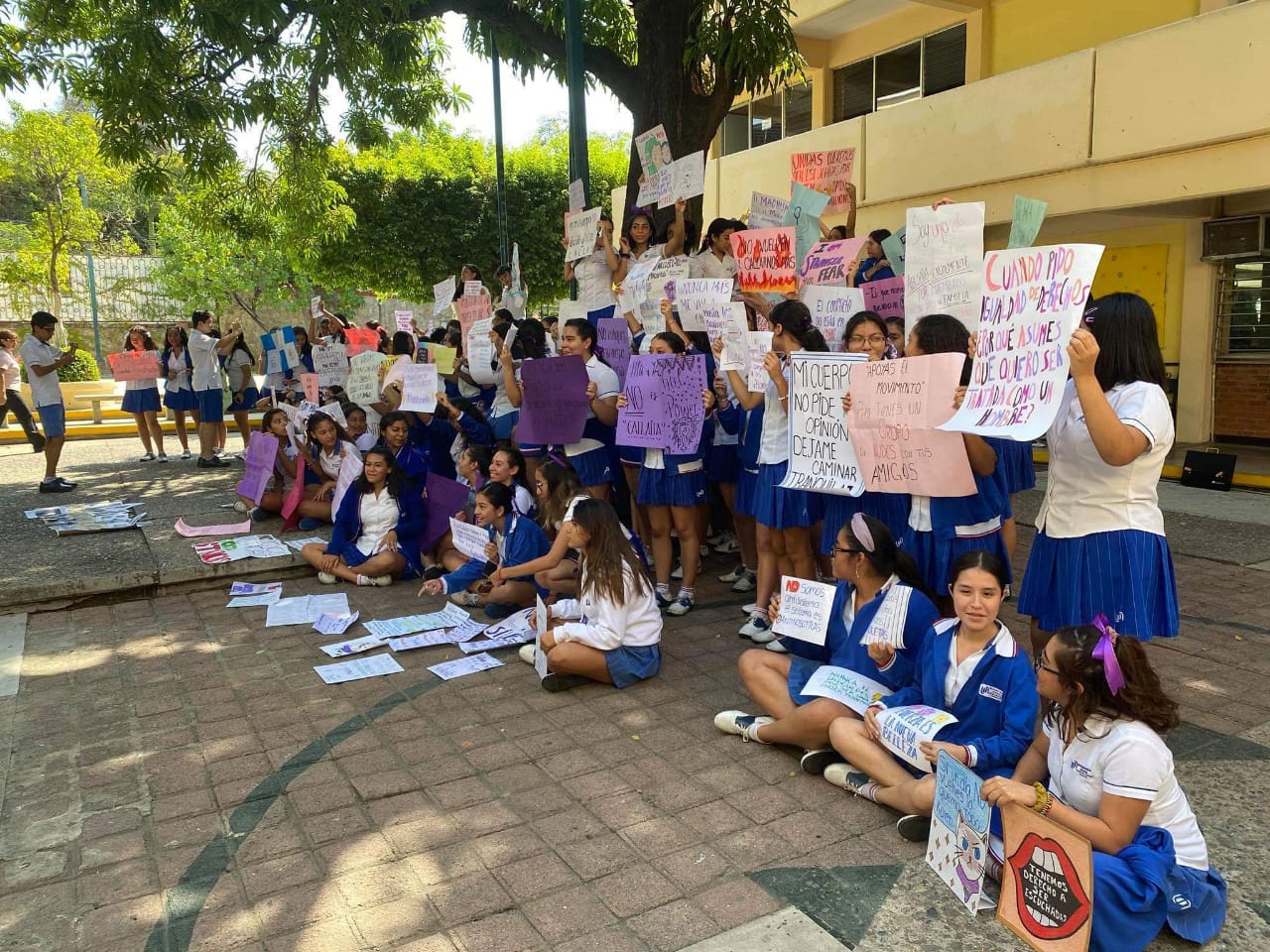 Protestan jóvenes de la prepa Americana de Acapulco; denuncian acoso