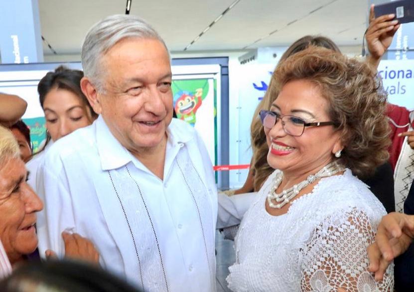 Recibe Adela Román a López Obrador al iniciar gira por Guerrero