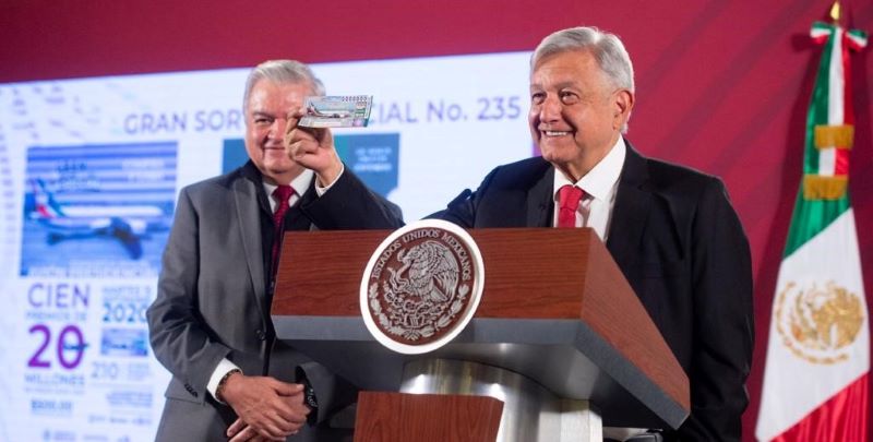 AMLO saca la cartera y compra el primer ‘cachito’ para rifa del avión presidencial