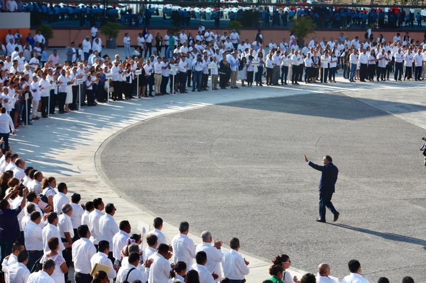 Reconoce Astudillo a guerrerenses destacados en acto por honores a la bandera