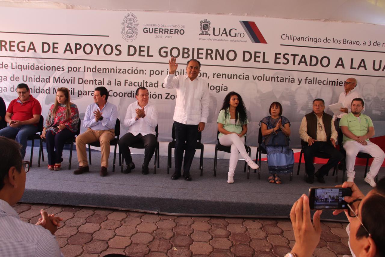 ENTREGA ASTUDILLO APOYOS PARA PAGO DE INDEMNIZACIONES Y JUBILACIONES A DOCENTES DE LA UAGRO