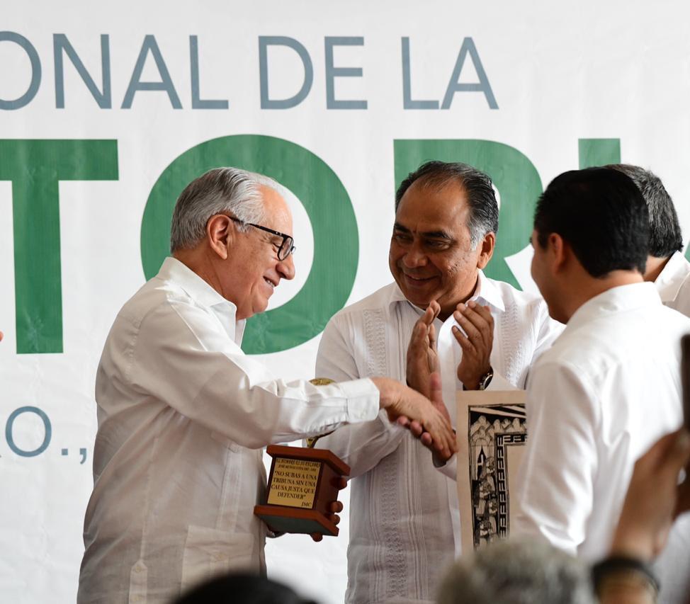 Astudillo encabeza acto por Día Nacional de la Oratoria; entregan reconocimiento a Salazar Adame