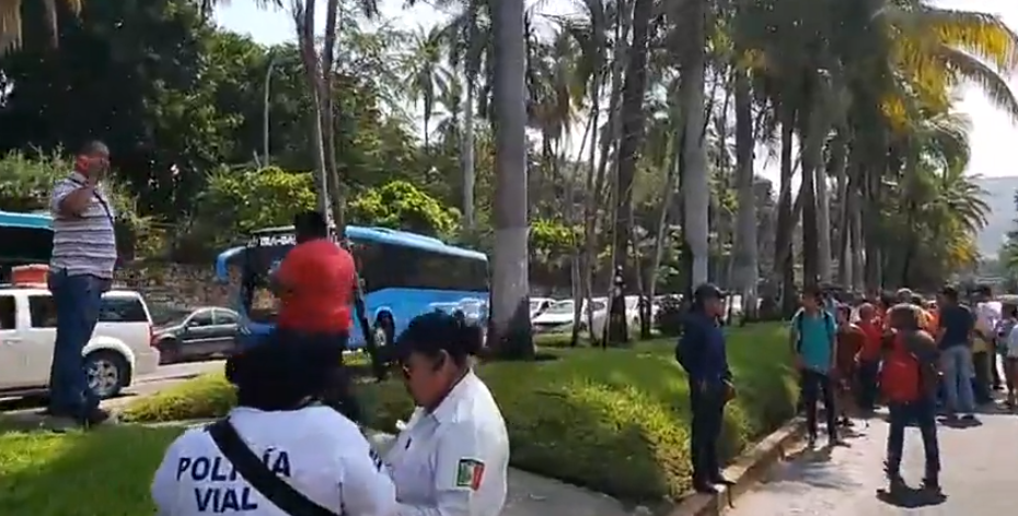 ‘Nadie avisó del cierre de oficinas del ISSSTE’ reclaman y bloquean la Costera de Acapulco