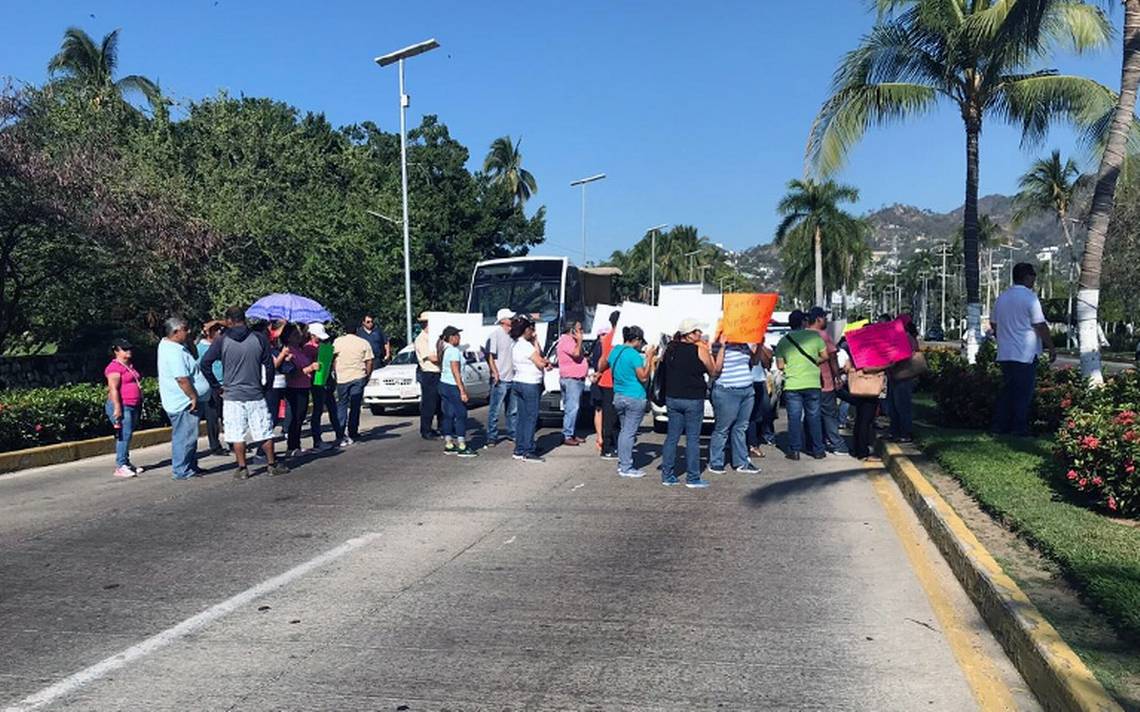 Bloquean padres de familia la zona Diamante de Acapulco