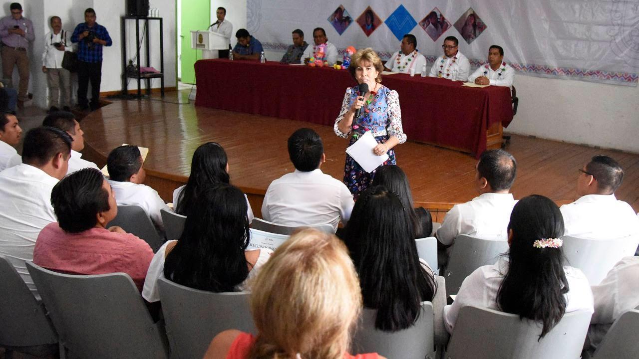 Entrega Mercedes Calvo certificados a traductores indígenas